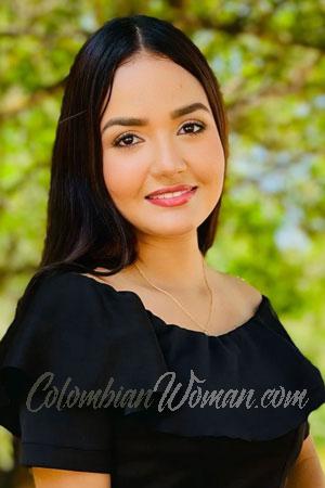 220403 - Laura Age: 28 - Colombia